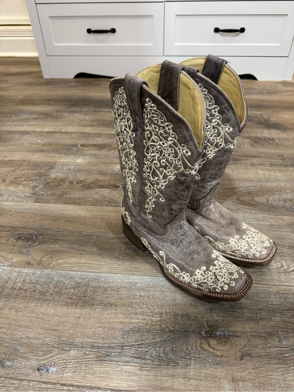 Women's Embroidered Leather Western Boots - Brown